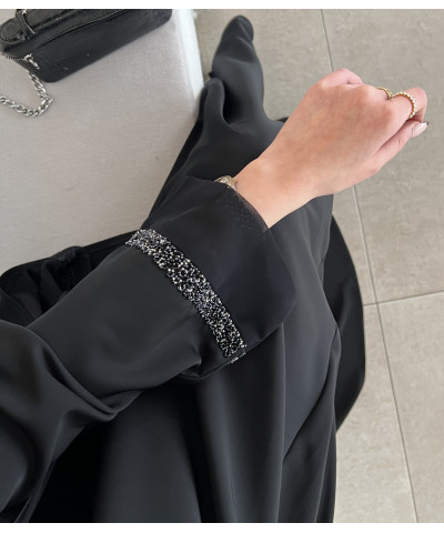عباية 00312 ناعمة مع شك وتطريز على الأكمام والشيلة