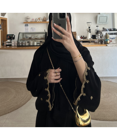 عباية 00324 راقية مع شك وتطريز على الأكمام والشيلة