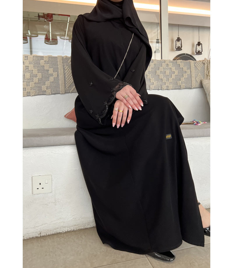 عباية 00325 راقية مع شك وتطريز على الأكمام والشيلة