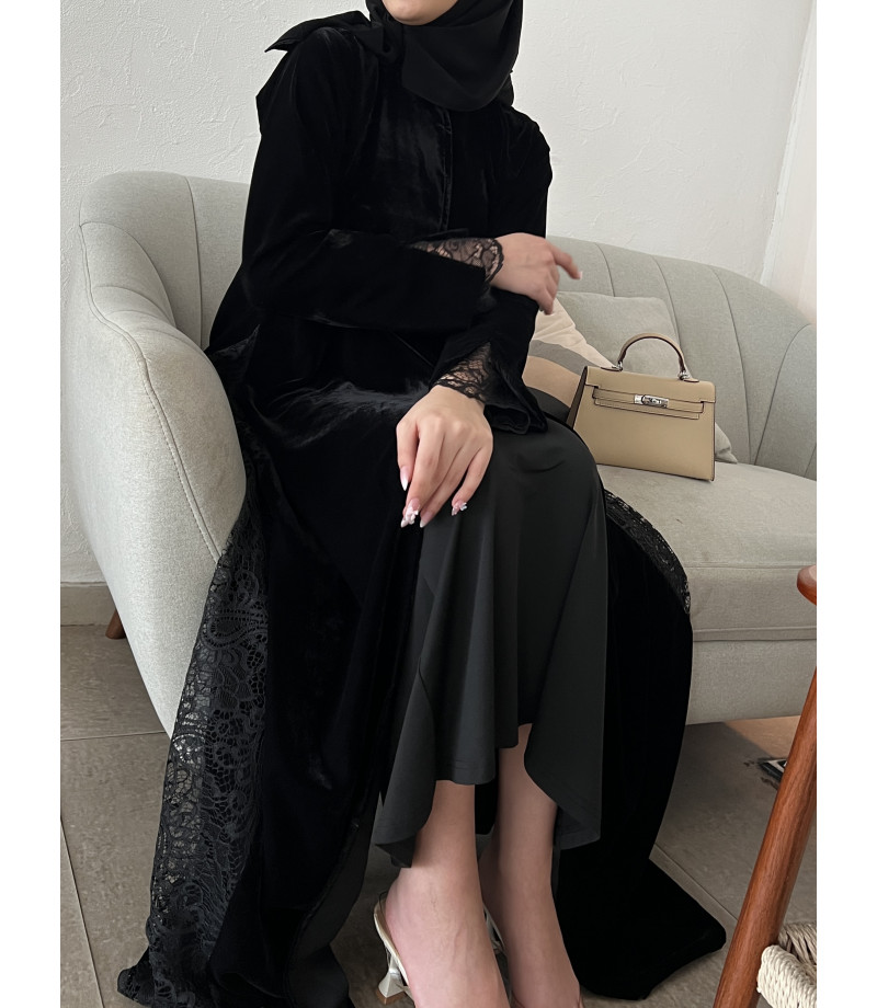 عباية 00393 مخمل مع تدخيلة الدانتيل الأسود