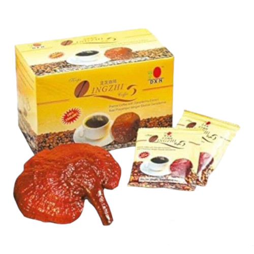 قهوة سوداء مع مسحوق الجانوديرما . 