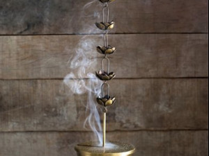 العود بين اصالة العطر والمورث السعودي.