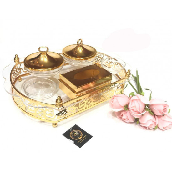 صينية تقديم مع صحون للتمرية باللون الذهبي وشكل مميز