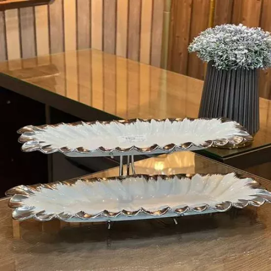 حاملة حلويات ثنائية الرفوف بتصميم أنيق وفاخر باللون الأبيض والفضي حاملة حلويات ثنائية الرفوف بتصميم أنيق وفاخر باللون الأبيض والفضي