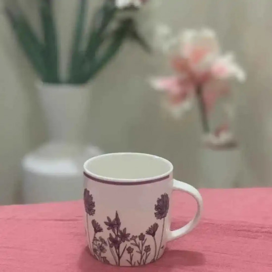 كوب السيراميك الأبيض المزين برسمات الورود الملونة والناعمة