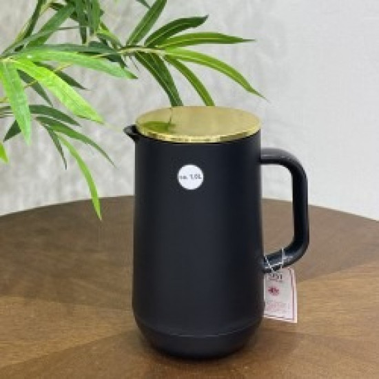 ثلاجة باللون الاسود وغطاء ذهبي