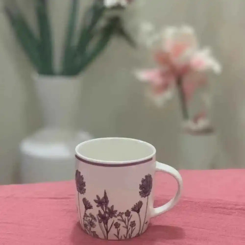 كوب السيراميك الأبيض المزين برسمات الورود الملونة والناعمة كوب السيراميك الأبيض المزين برسمات الورود الملونة والناعمة