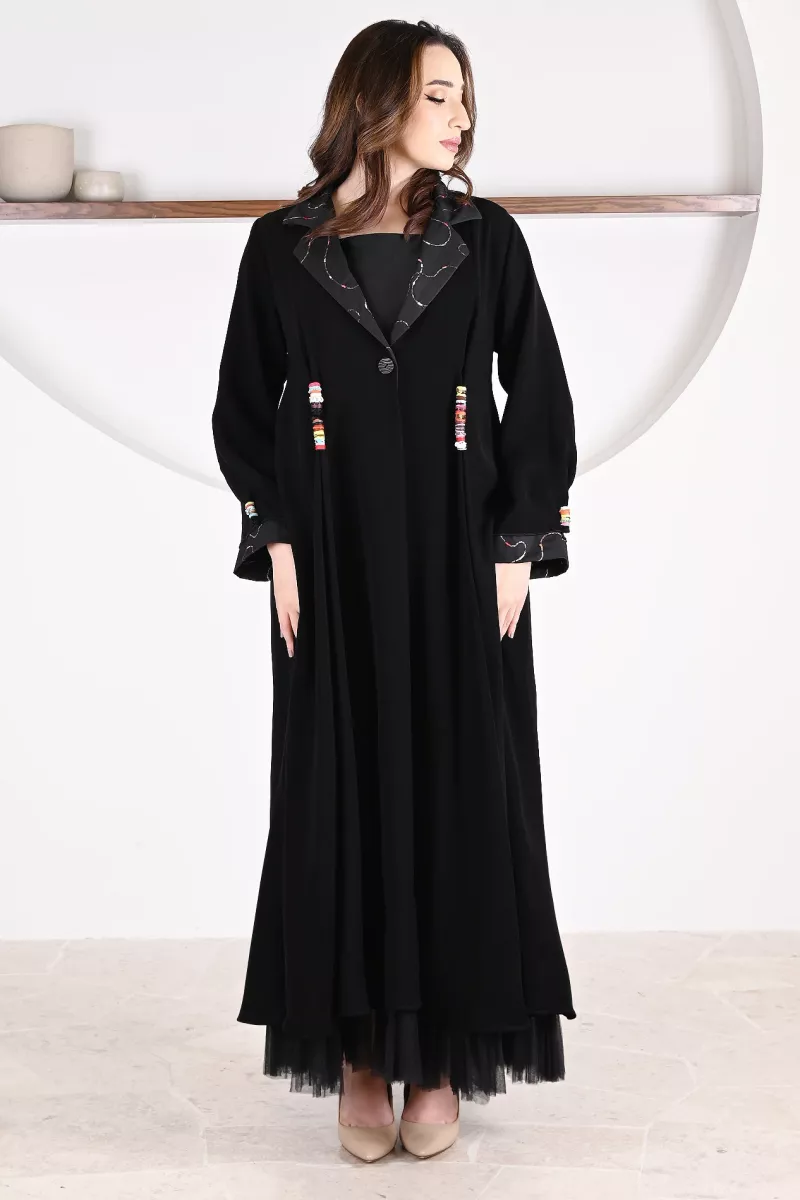 عباية 01045 عباية بليزر بقصّة فضفاضة من الكريب مع ياقة جاكار 