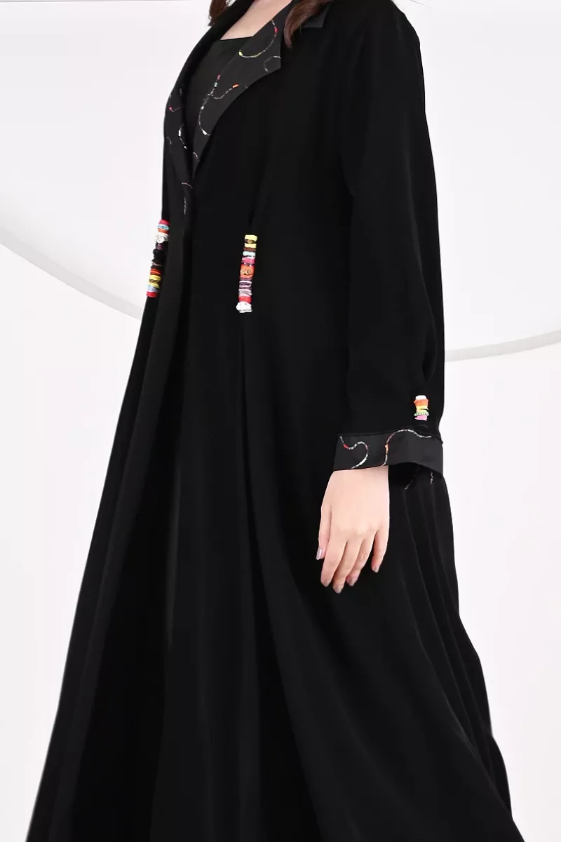 عباية 01045 عباية بليزر بقصّة فضفاضة من الكريب مع ياقة جاكار 