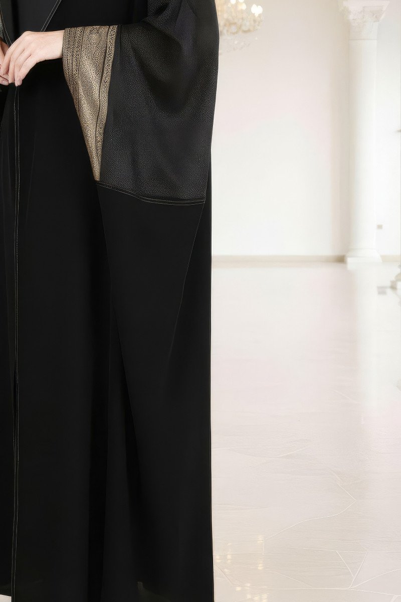 عباية 01058 عباية راقية من الكريب الأسود مع أورجانزا