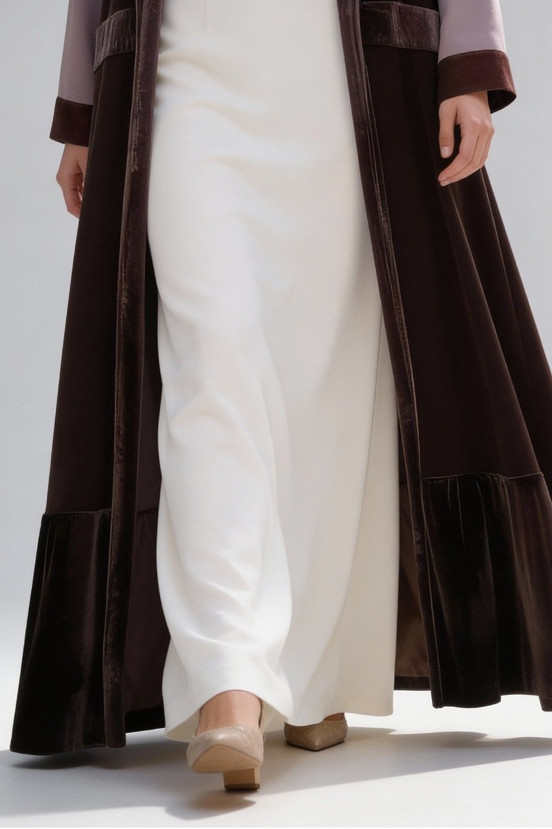 عباية 01039 كريب مع مخمل و حواف برونزية