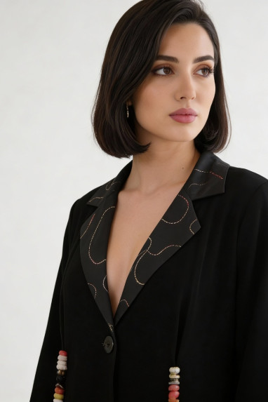 عباية 01045 عباية بليزر بقصّة فضفاضة من الكريب مع ياقة جاكار 