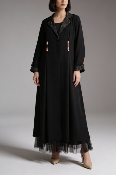 عباية 01045 عباية بليزر بقصّة فضفاضة من الكريب مع ياقة جاكار 