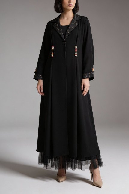 عباية 01045 عباية بليزر بقصّة فضفاضة من الكريب مع ياقة جاكار 