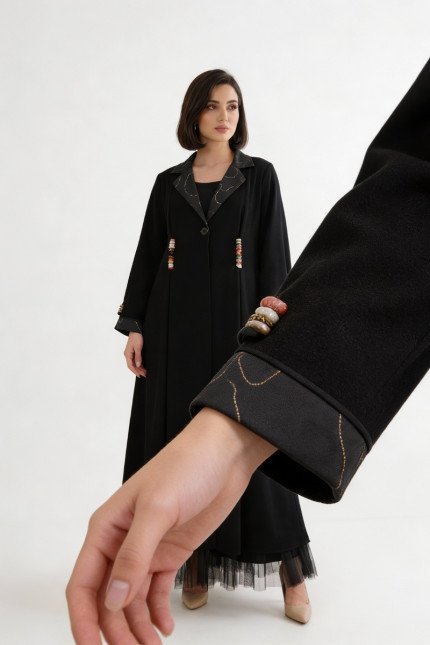 عباية 01045 عباية بليزر بقصّة فضفاضة من الكريب مع ياقة جاكار 