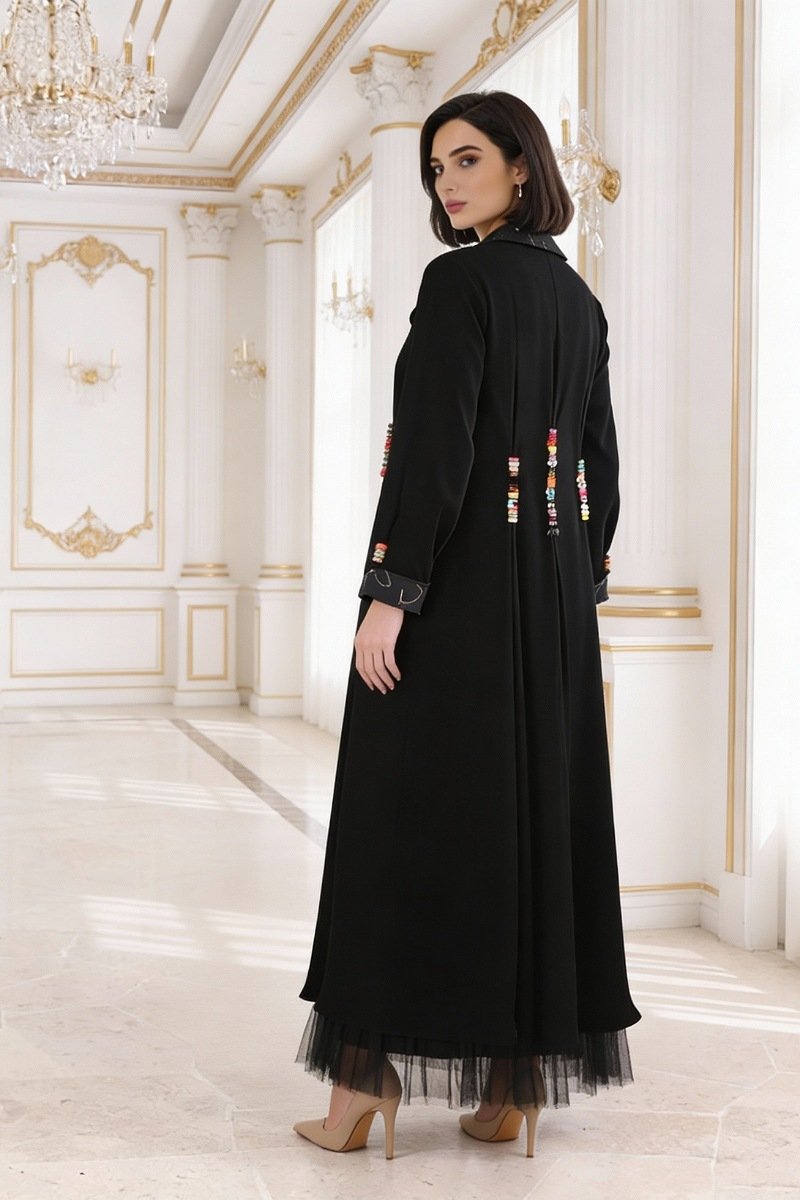 عباية 01045 عباية بليزر بقصّة فضفاضة من الكريب مع ياقة جاكار 