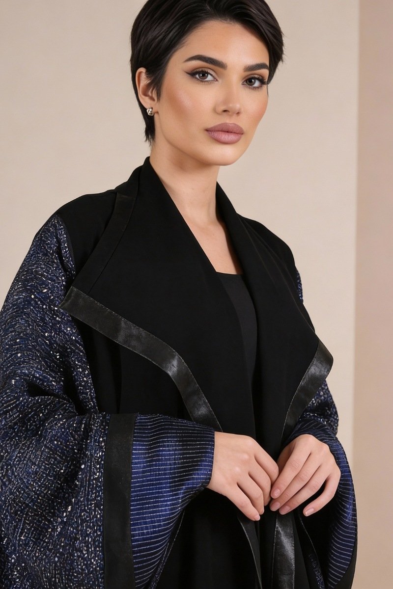 عباية 01050 كريب أسود غني الملمس مع جاكار