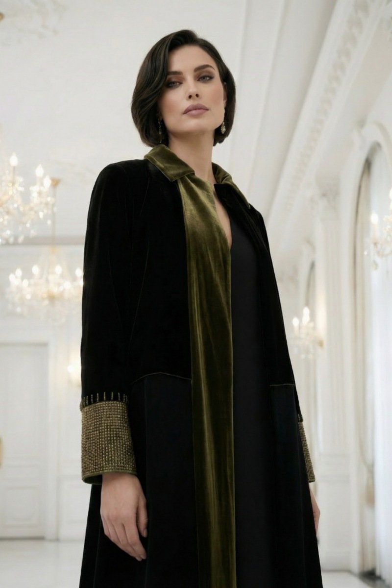  عباية رقم 010118 من قماش الكريب الأسود الفاخر الداكن المطفي مع مخمل زيتوني ذهبي داكن 