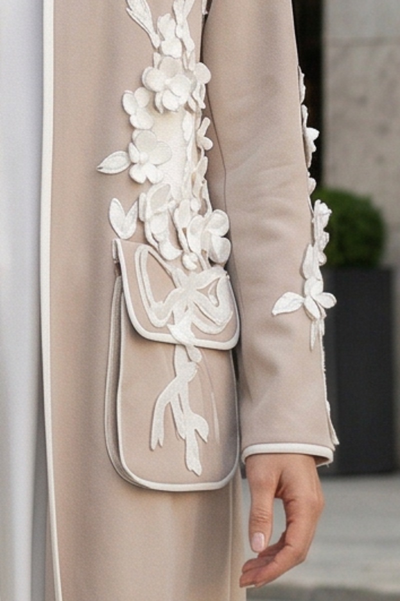 عباية كتان لينين فاخر بيج محايد مزينة بزهور بيضاء 010137