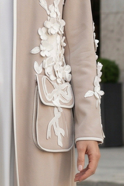 عباية كتان لينين فاخر بيج محايد مزينة بزهور بيضاء 010137