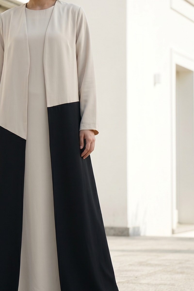 عباية كريب فاخر أوف وايت مع أسود 010134