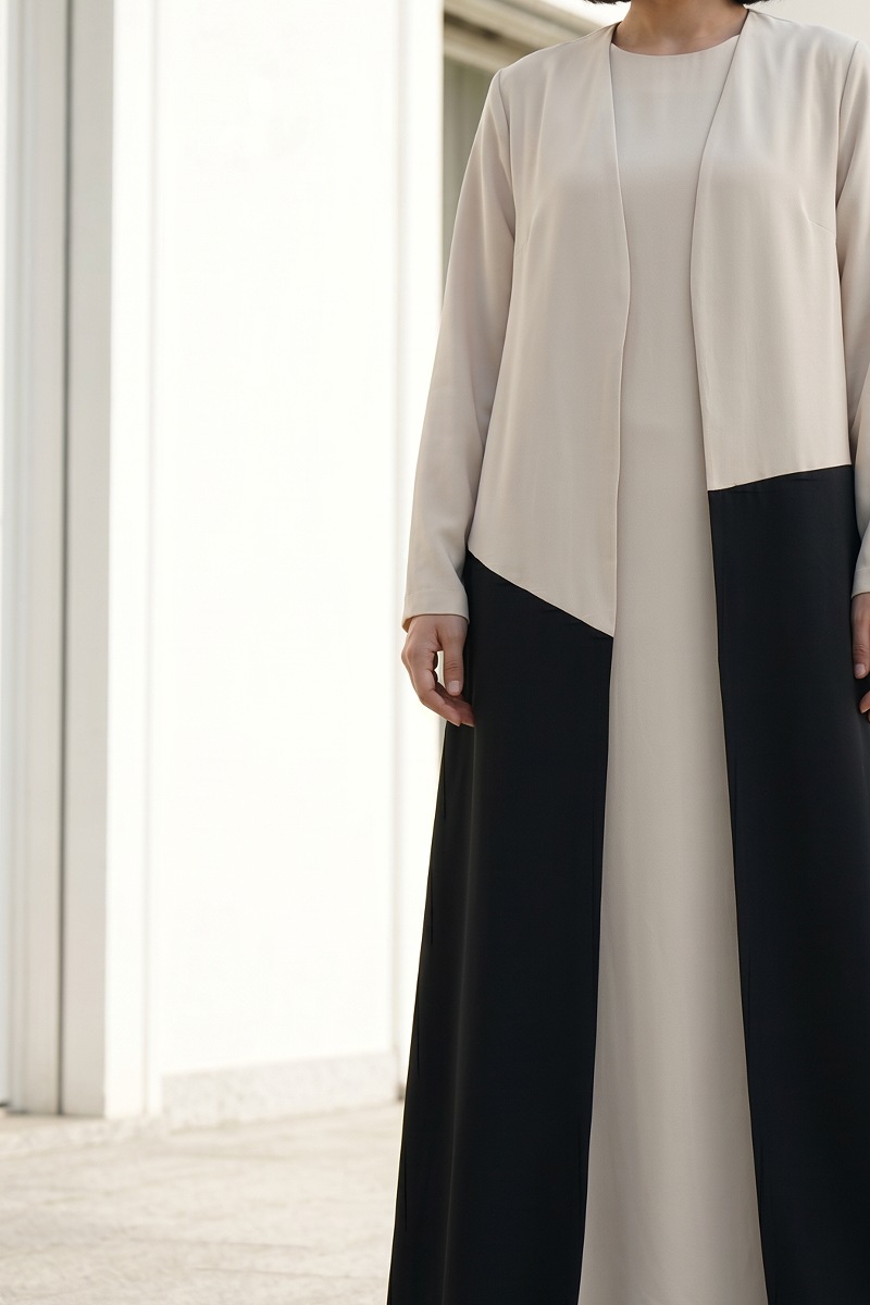 عباية كريب فاخر أوف وايت مع أسود 010134