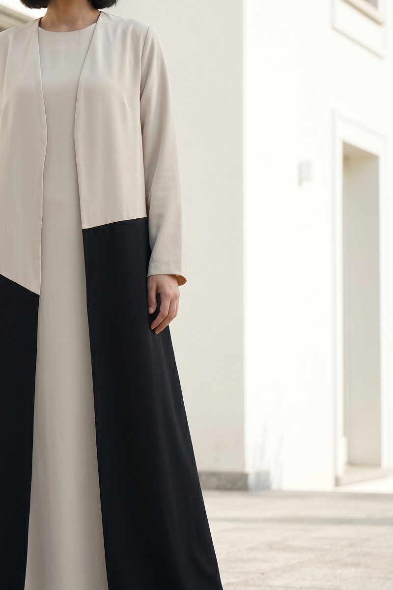 عباية كريب فاخر أوف وايت مع أسود 010134
