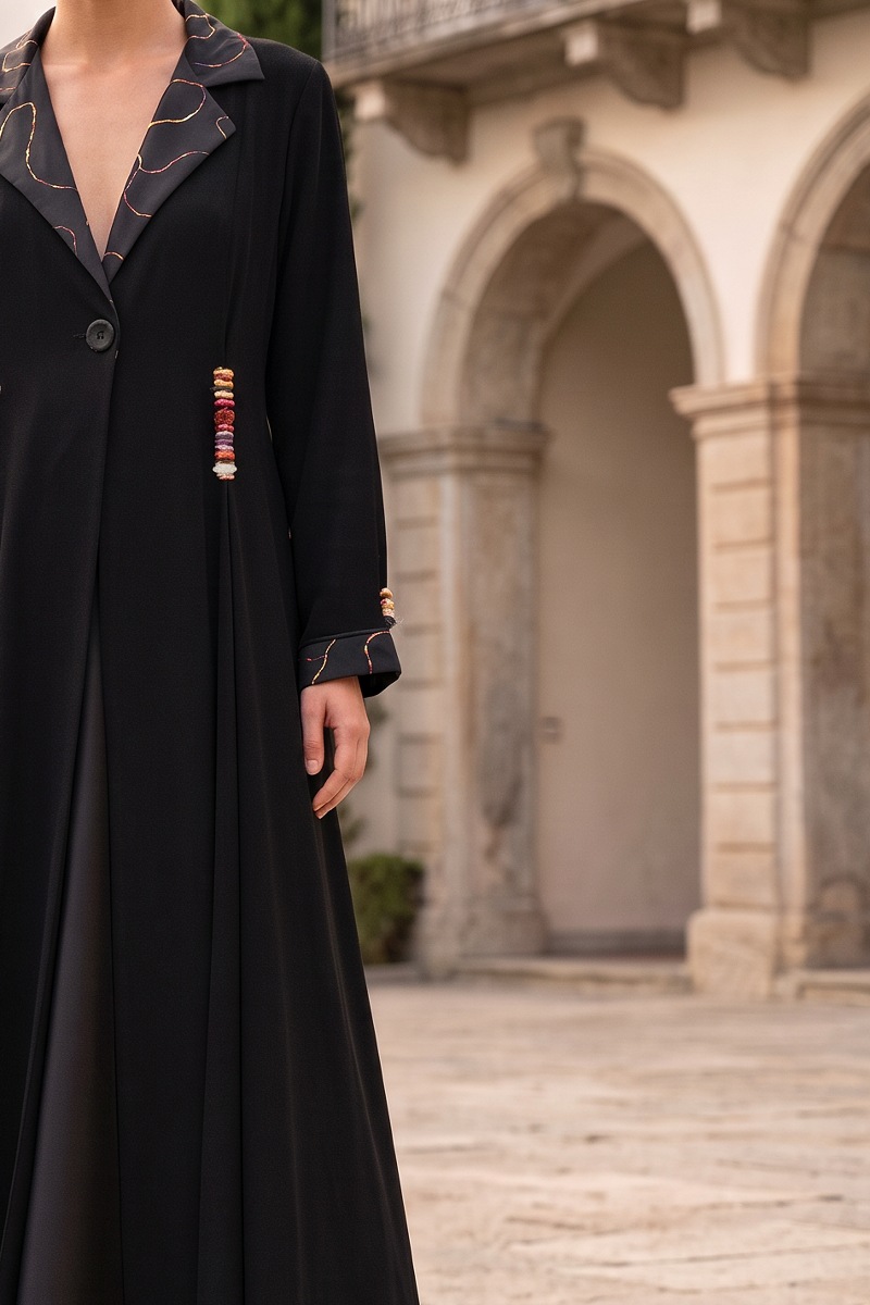 عباية 01045 عباية بليزر بقصّة فضفاضة من الكريب مع ياقة جاكار 