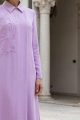عباية كريب فاخر بزخرفة على الصدر لون موڤ هادئ 010178