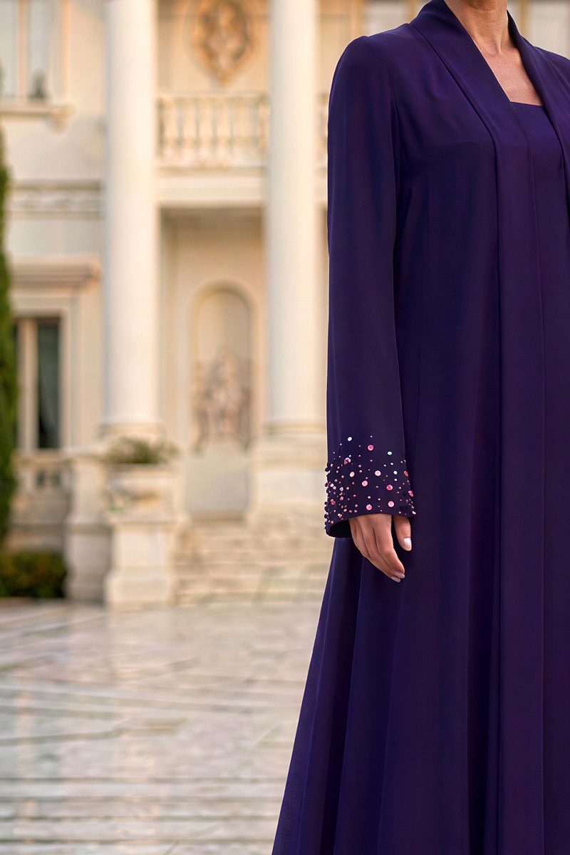 عباية كريب فاخر لون بنفسجي داكن بزخرفة على الأكمام 010177