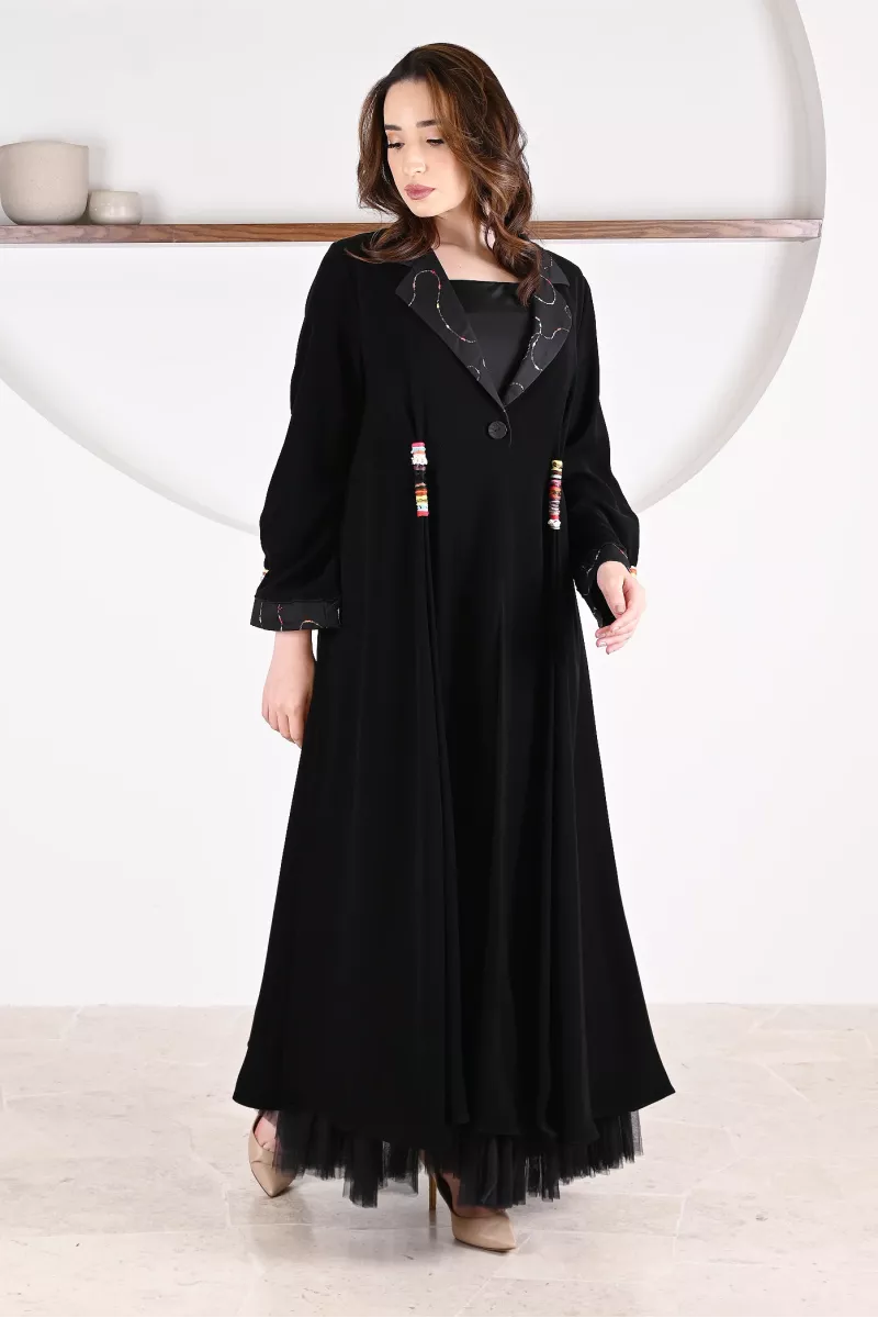 عباية 01045 عباية بليزر بقصّة فضفاضة من الكريب مع ياقة جاكار عباية 01045 عباية بليزر بقصّة فضفاضة من الكريب مع ياقة جاكار