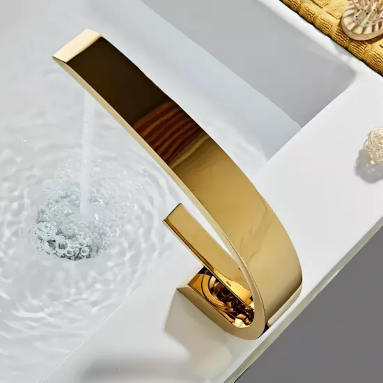 خلاط مغسلة ذهبي بتصميم كوبرا مودرن