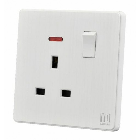 فيش 13 أمبير ولمية - أبيض بيانو