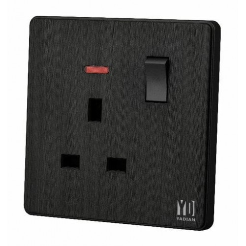 فيش 13 أمبير ولمية - أسود بيانو