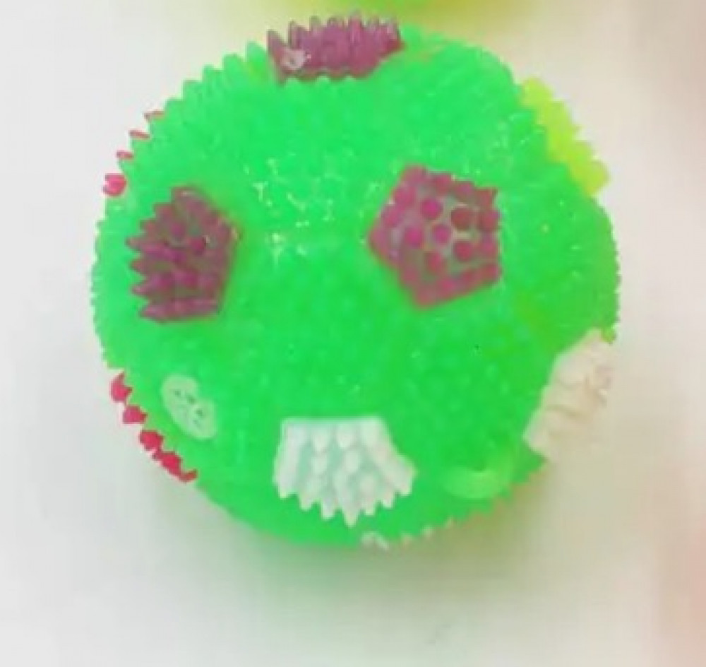 كورة بإضاءة وصافرة