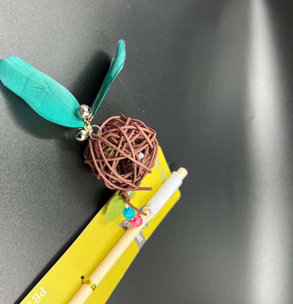 سنارة قطط كورة بريش مع جرس  الوان متعدده