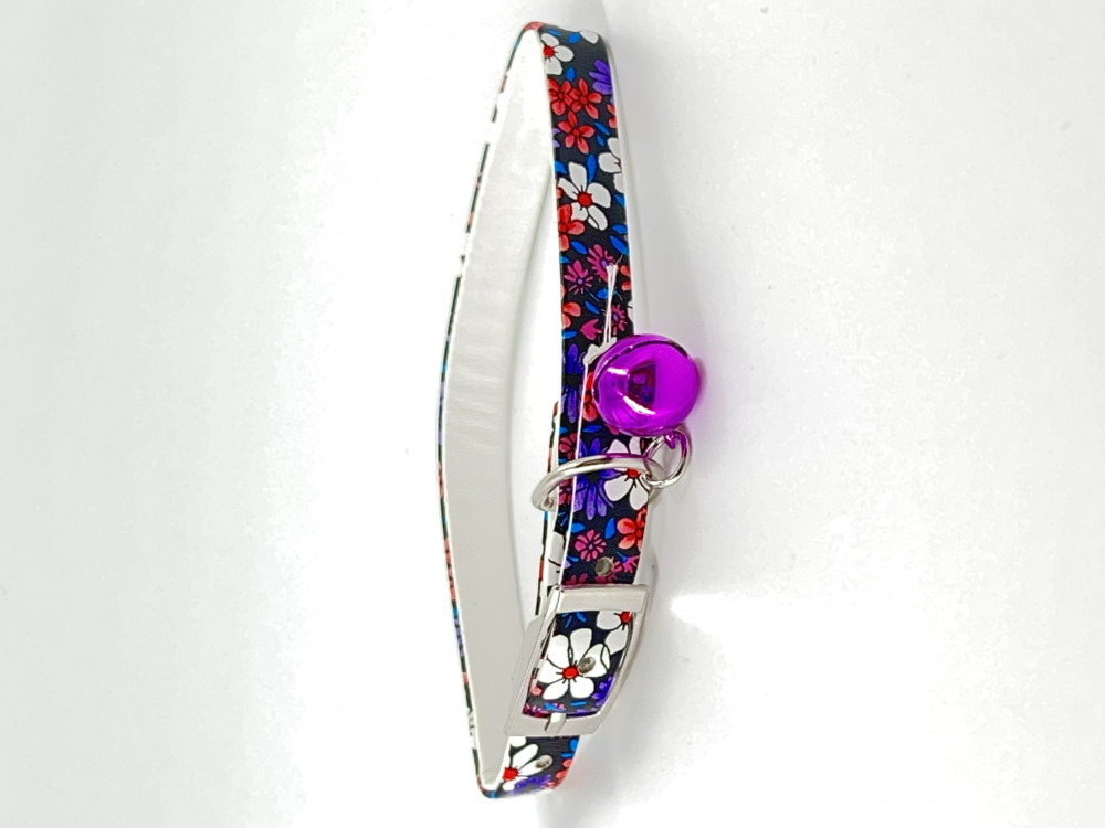 طوق جلد مع جرس بطبعات زهور