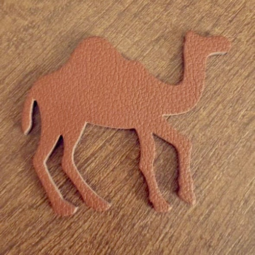 تعليقة جلد بشكل جمل 