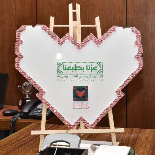 طارة الامنيات بهوية اليوم الوطني 95 بخلفية اكرليك ابيض بشكل القلب, والمبخرة, والدلة , والجبل حسب الطلب