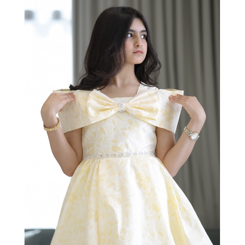 فستان بناتي الاصفر بذيل وفيونكه من الامام والخلف - 920 فستان بناتي الاصفر بذيل وفيونكه من الامام والخلف - 920