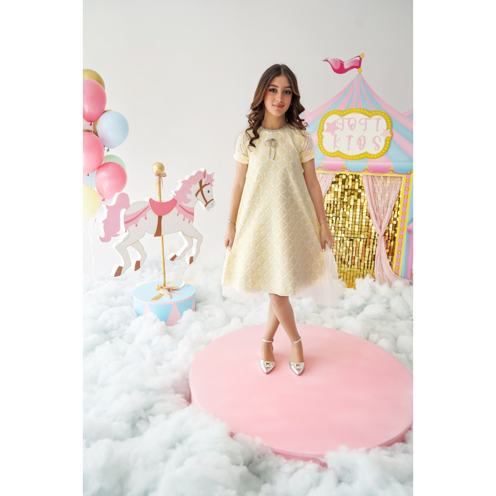 فستان بناتي أصفر بذيل وفيونكه | إطلالة تفيض بالنعومة والرقي - 1016