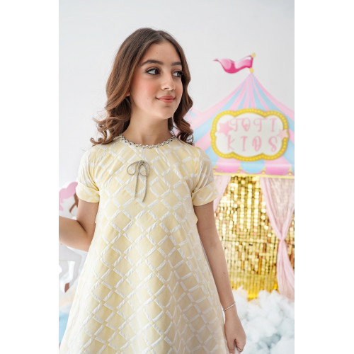 فستان بناتي أصفر بذيل وفيونكه | إطلالة تفيض بالنعومة والرقي - 1016