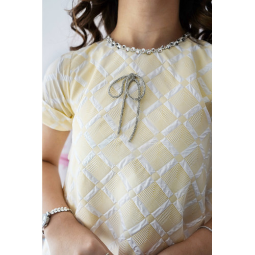 فستان بناتي أصفر بذيل وفيونكه | إطلالة تفيض بالنعومة والرقي - 1016