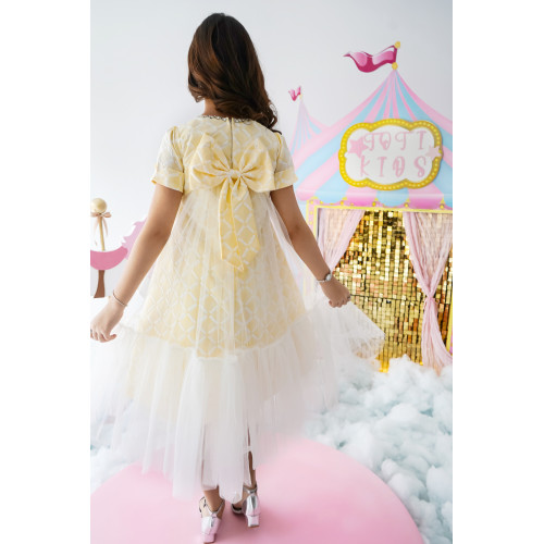 فستان بناتي أصفر بذيل وفيونكه | إطلالة تفيض بالنعومة والرقي - 1016