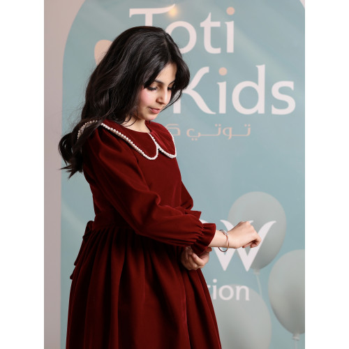 فستان بناتي مخمل عنابي بياقة لؤلؤ | فستان شتوي كلاسيكي - 1103 فستان بناتي مخمل عنابي بياقة لؤلؤ | فستان شتوي كلاسيكي - 1103