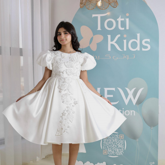 فستان بناتي أبيض بتطريز فاخر بأكمام | فستان بفيونكة خلفية كبيرة - M3763