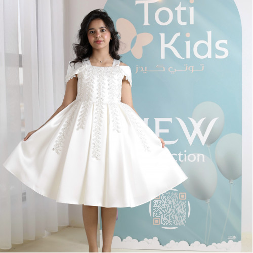 فستان بناتي أبيض أوف شولدر بتطريز | فستان سهرة فاخر - M3624 فستان بناتي أبيض أوف شولدر بتطريز | فستان سهرة فاخر - M3624
