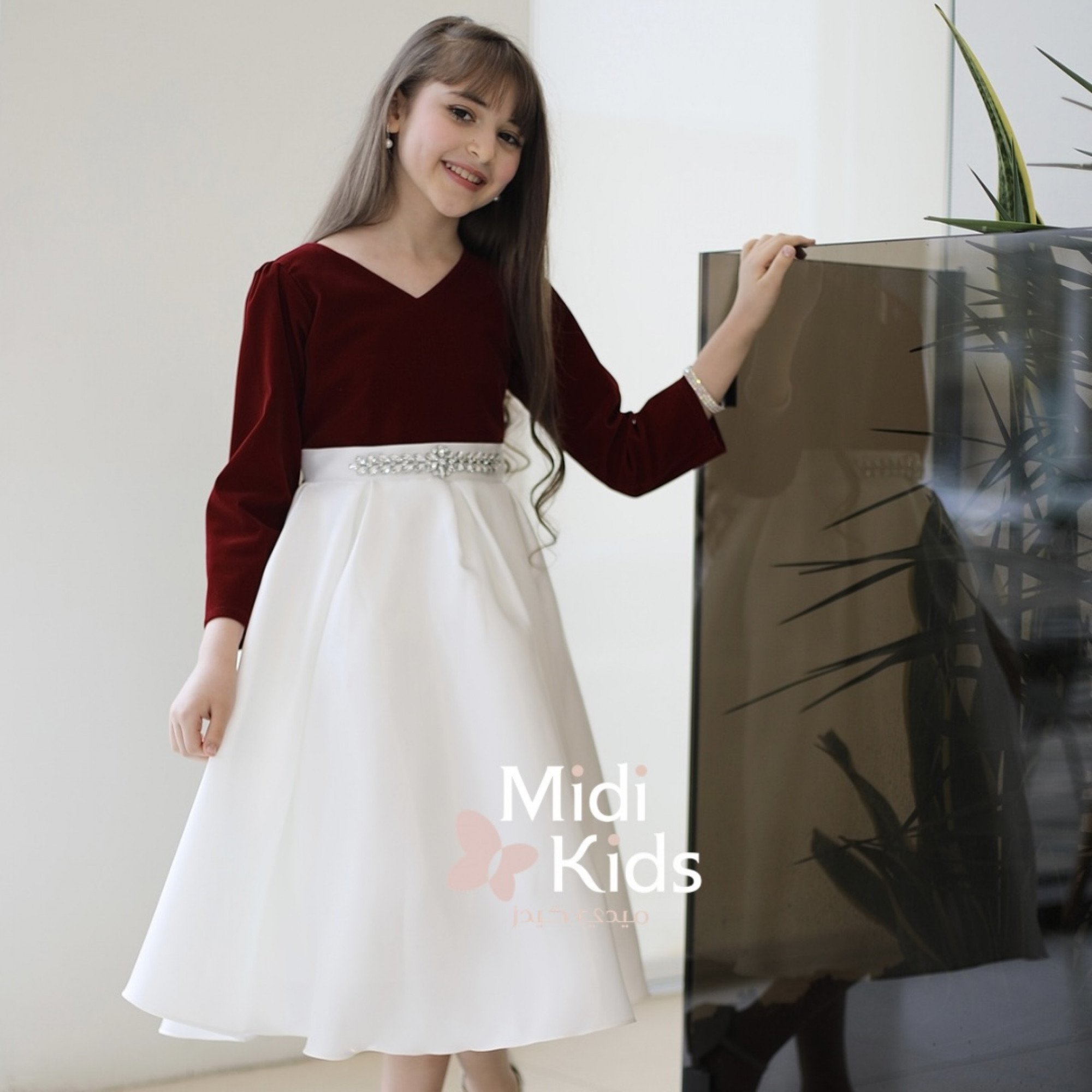 فستان بناتي مخمل عنابي | تصميم فاخر يزينه إكسسوار لامع - M3785