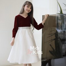 فستان بناتي مخمل عنابي | تصميم فاخر يزينه إكسسوار لامع - M3785