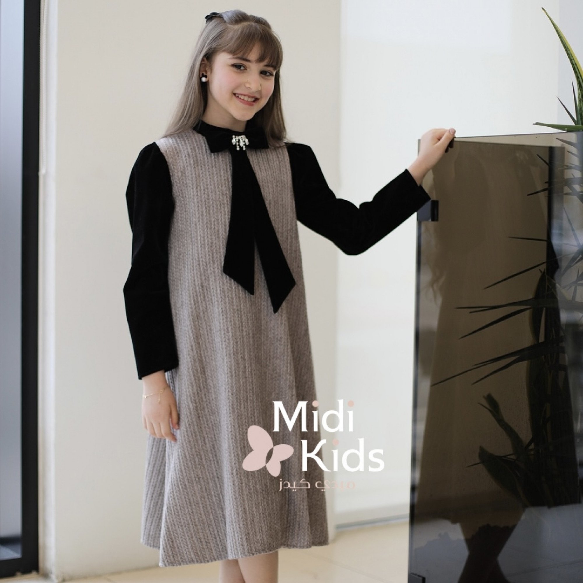 فستان شتوي تريكو فاخر | ياقة وأكمام مخمل أسود وإكسسوار لامع - M3799